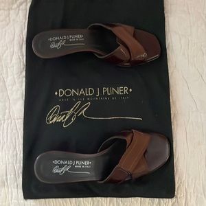 DONALD J PLINER SANDALS W/DUST BAG